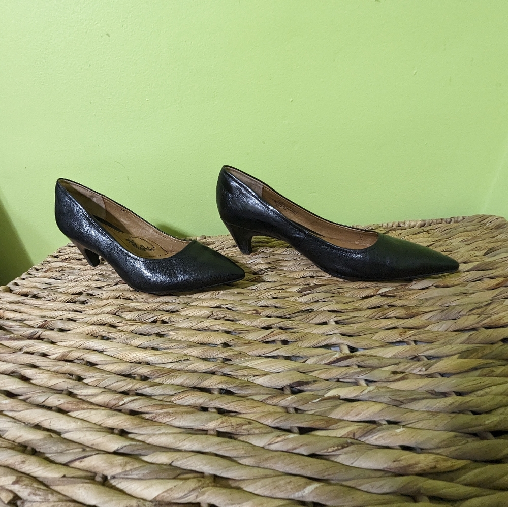 Size 8.5 Sofft Women's Altessa II Black Leather Pumps